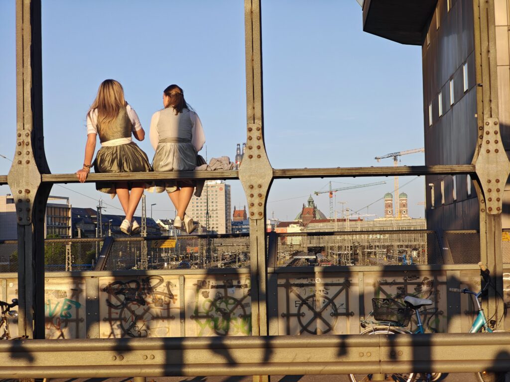 On the Hackerbrücke with the Dirndl - you can experience at the time of the Oktoberfest 
